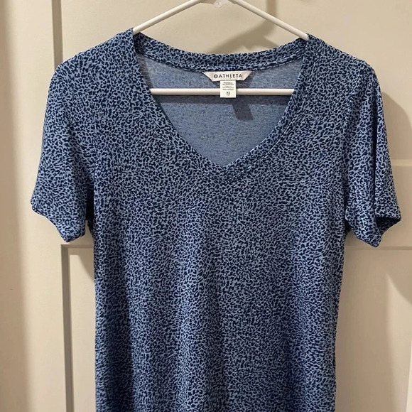 Athleta - Breezy Scoop V-Neck Tee Shirt - Blue Leopard Print - Size XS TP - Picture 4 of 6
